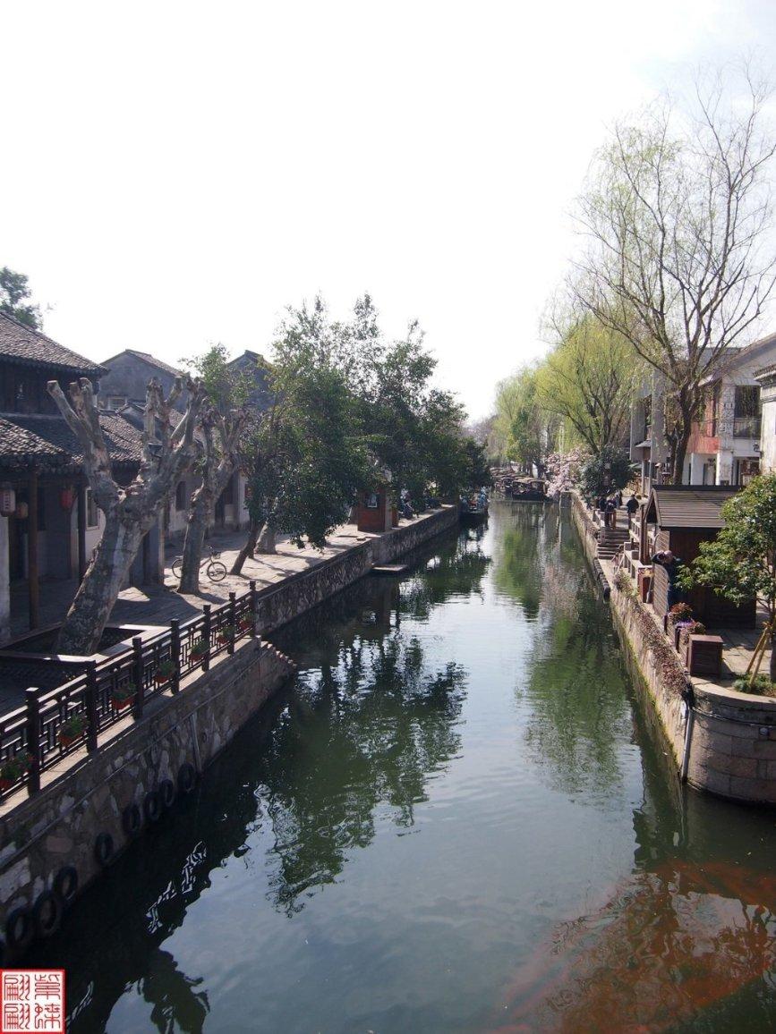 百练不如一蹲,每天蹲墙5分钟,对颈椎腰椎有好处,还能帮助减肥